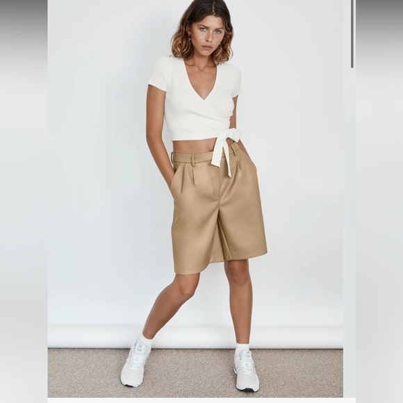 Aritzia Pants - • Wilfred Aritzia • Limerick Shorts Women’s Sand Buff Tan 4 Soft